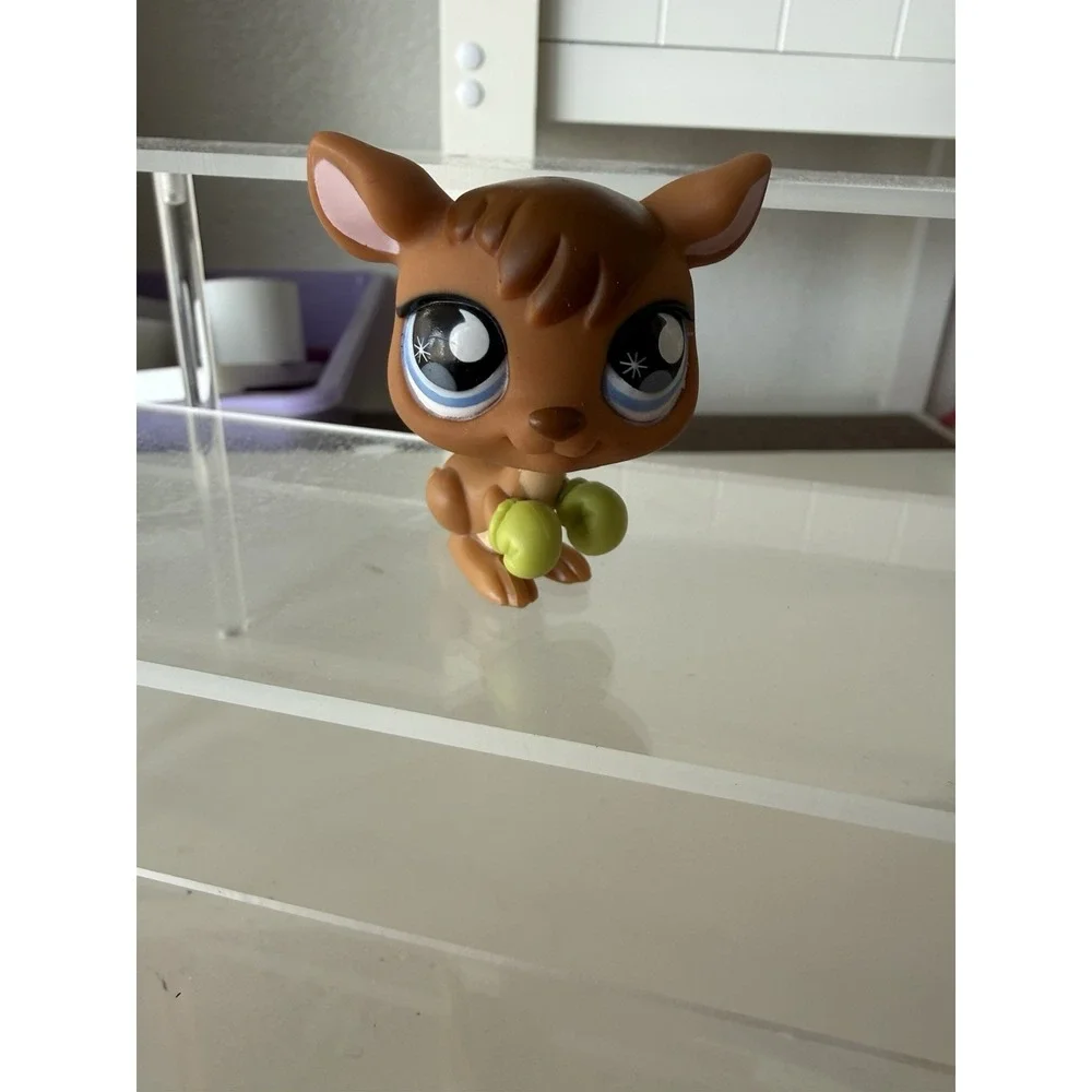 Littlest Pet Shop lps Kangaroo #682 with Green Boxing Gloves and Blue Snow Eyes